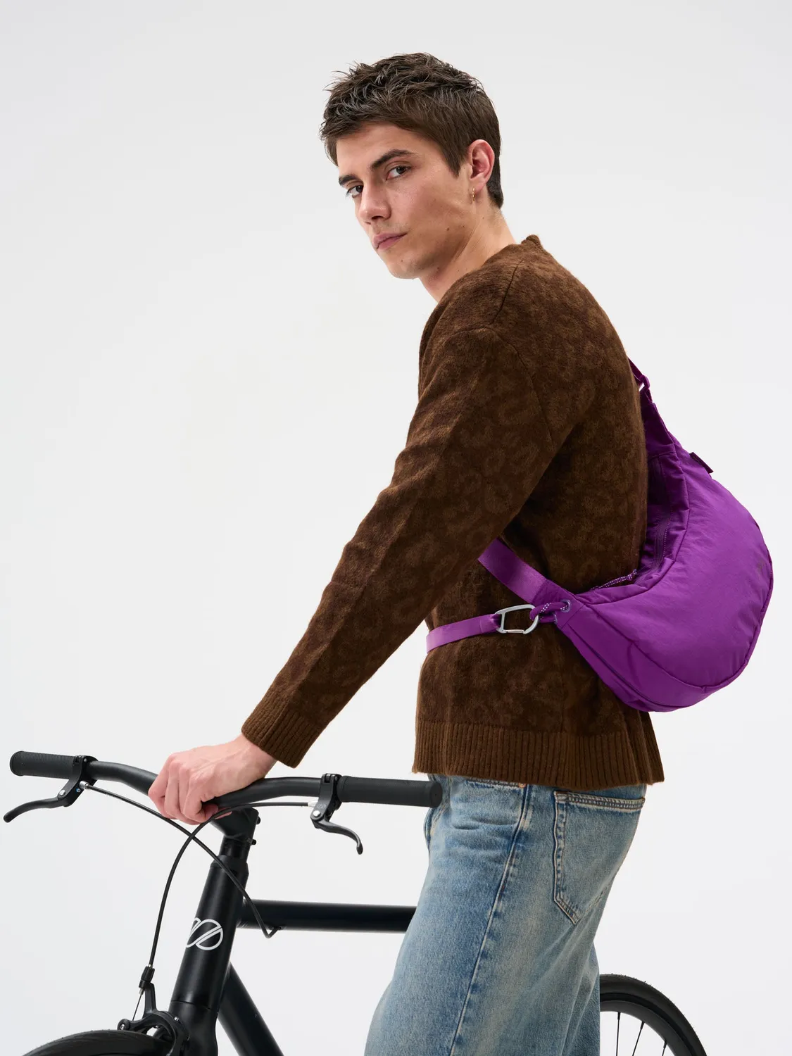 Aevor Sling Bag skuldertaske Electric Fuchsia 5,5 liter