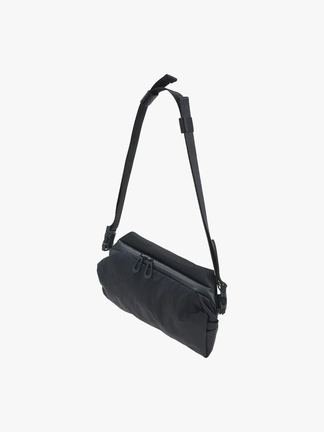 côte&ciel Neda Komatsu Onibegie bæltetaske sort 3L showerproof
