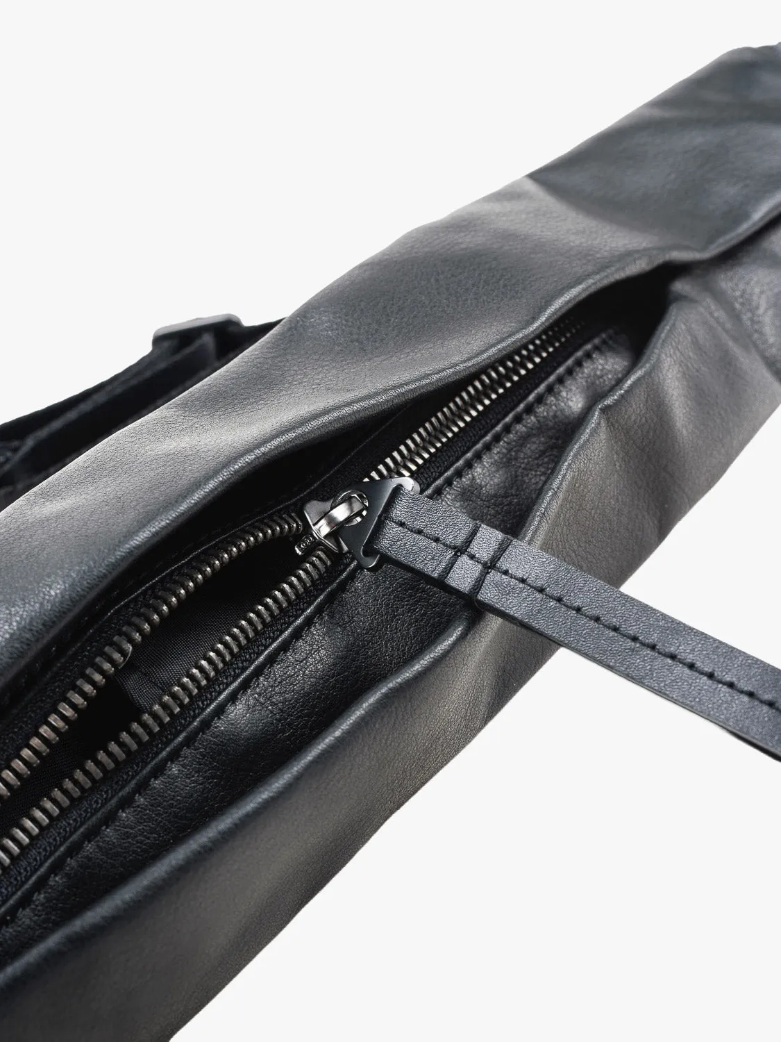 côte&ciel Adda Alias Leather crossbody taske sort 2,2L læder