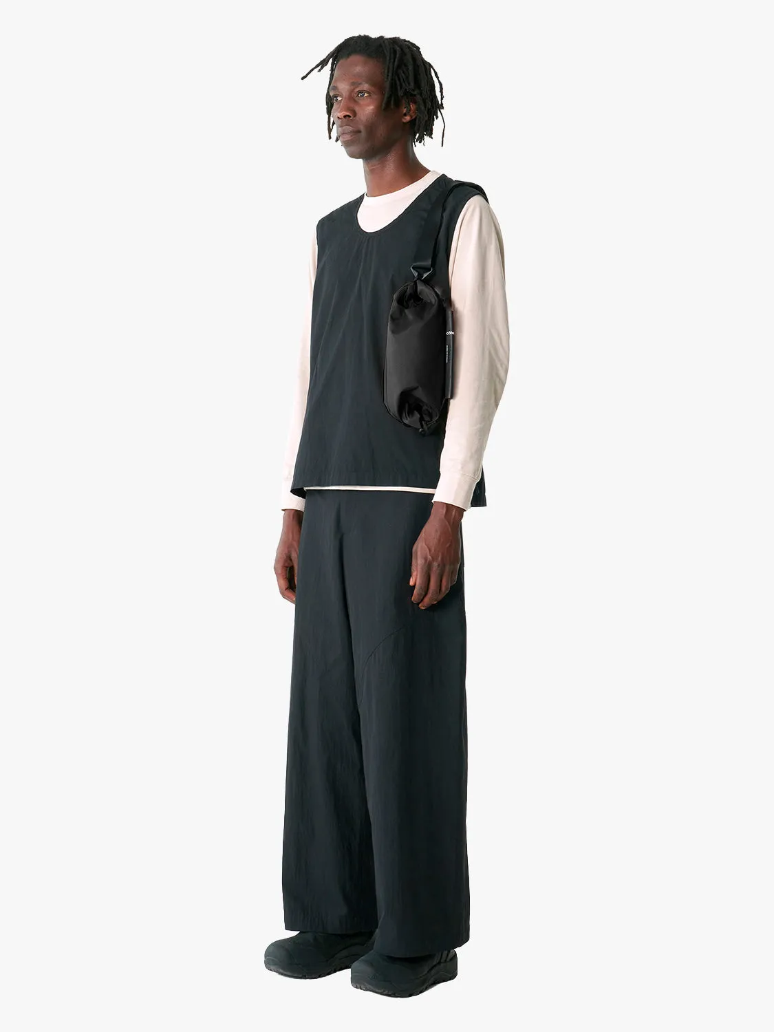 côte&ciel Nestos crossbody taske Smooth Black vandafvisende