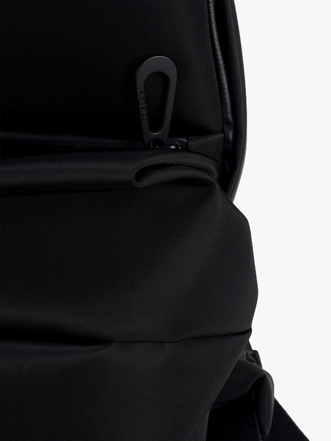 côte&ciel Sava S Sleek Black rygsæk 13,5L laptop small