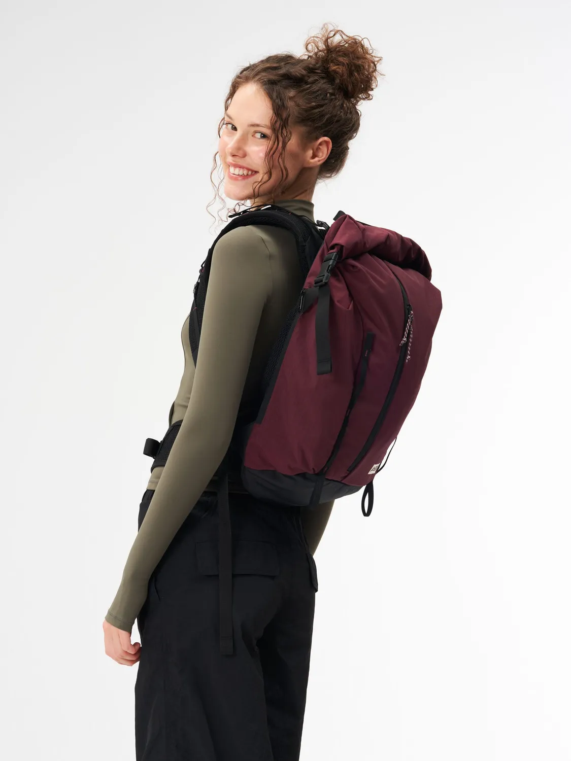 Aevor Active Pack rygsæk bordeaux med regnslag