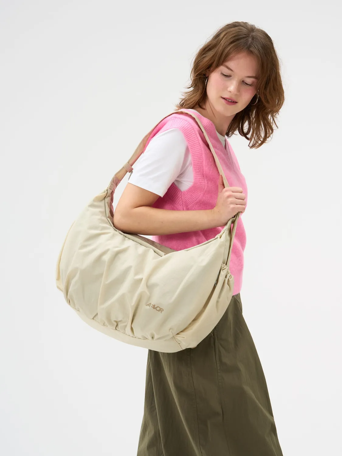Aevor Slouchy Bag skuldertaske off-white 23 liter laptop