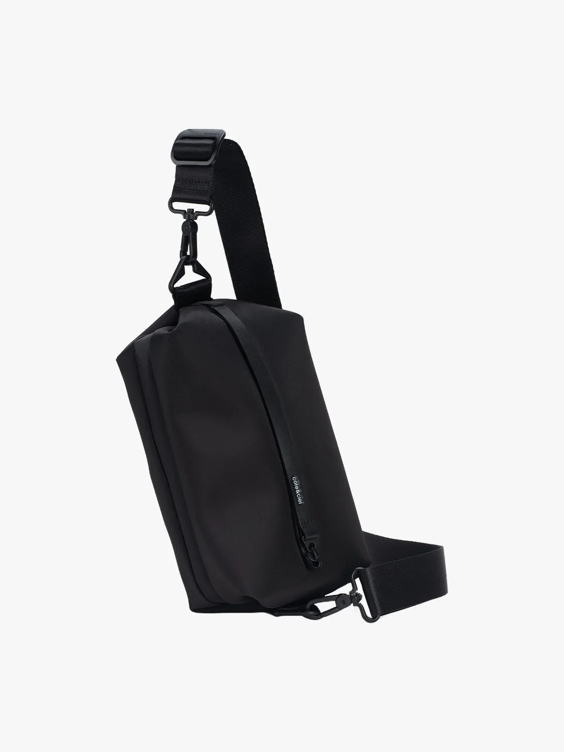 côte&ciel Ens Sleek Black crossbody taske 3,5 liter