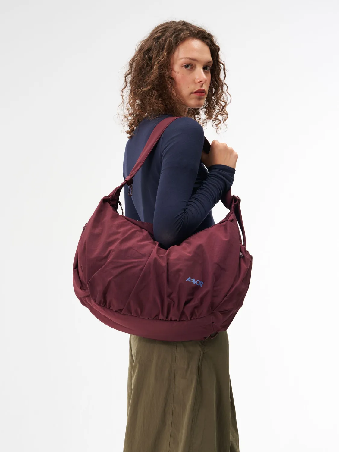 Aevor Slouchy Bag skuldertaske burgundy 23 liter