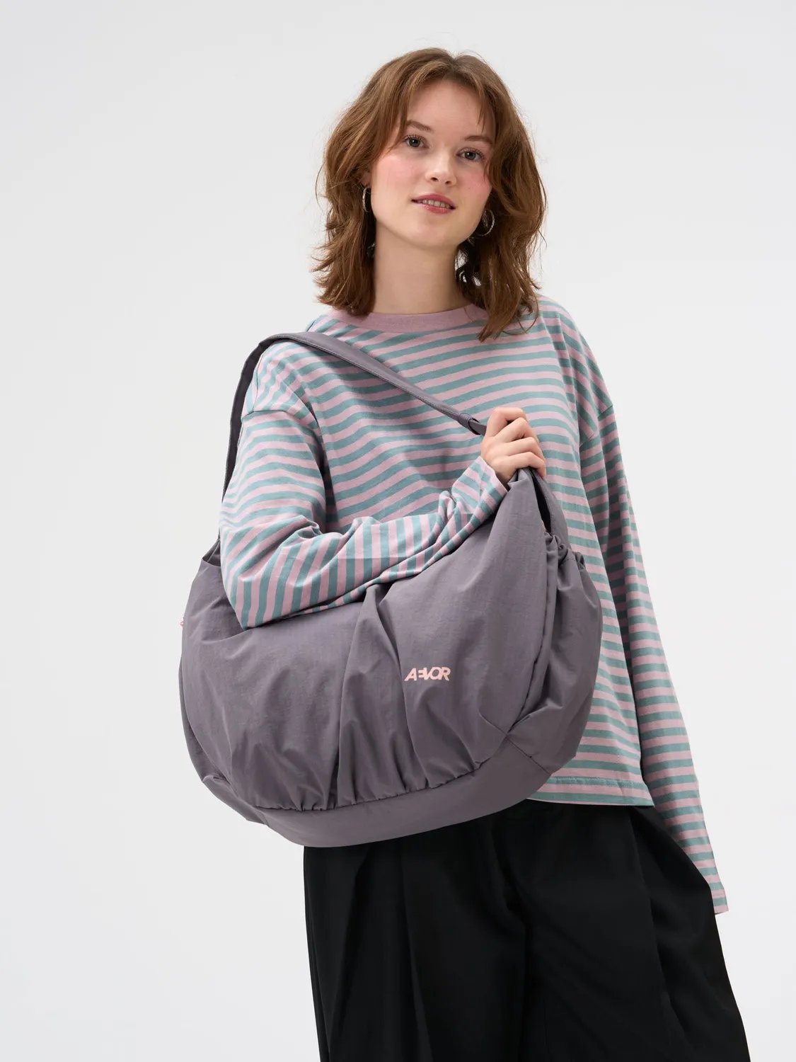 Aevor Slouchy Bag skuldertaske grå 23 liter laptop