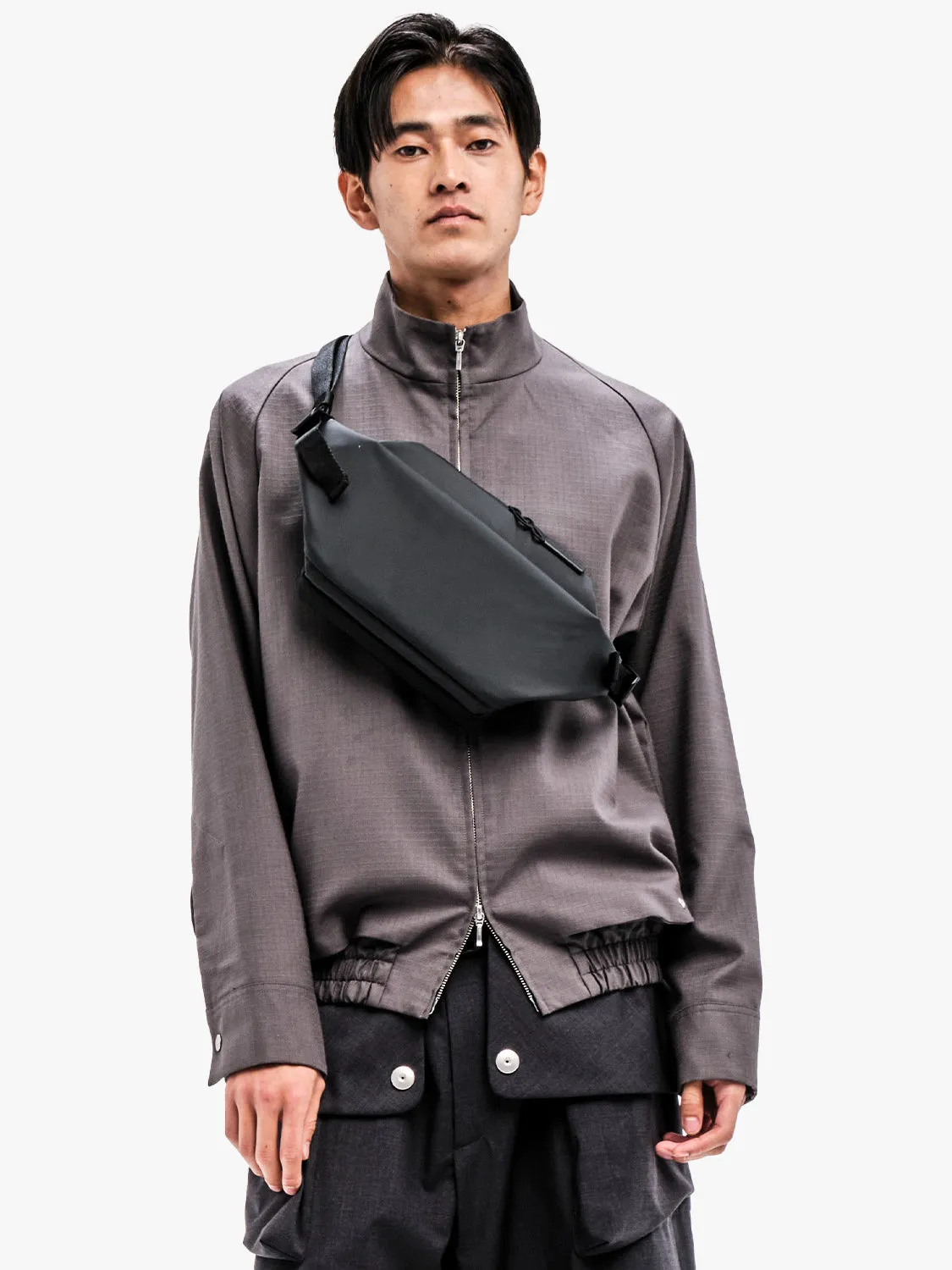 côte&ciel Isarau S Obsidian Black skuldertaske sort