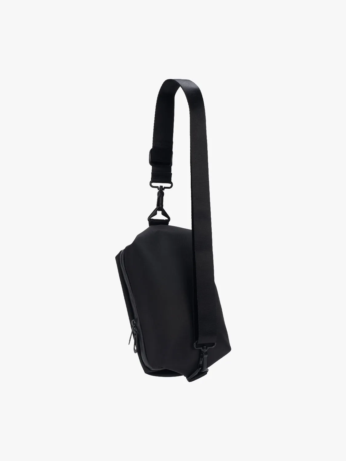 côte&ciel Ens Sleek Black crossbody taske 3,5 liter
