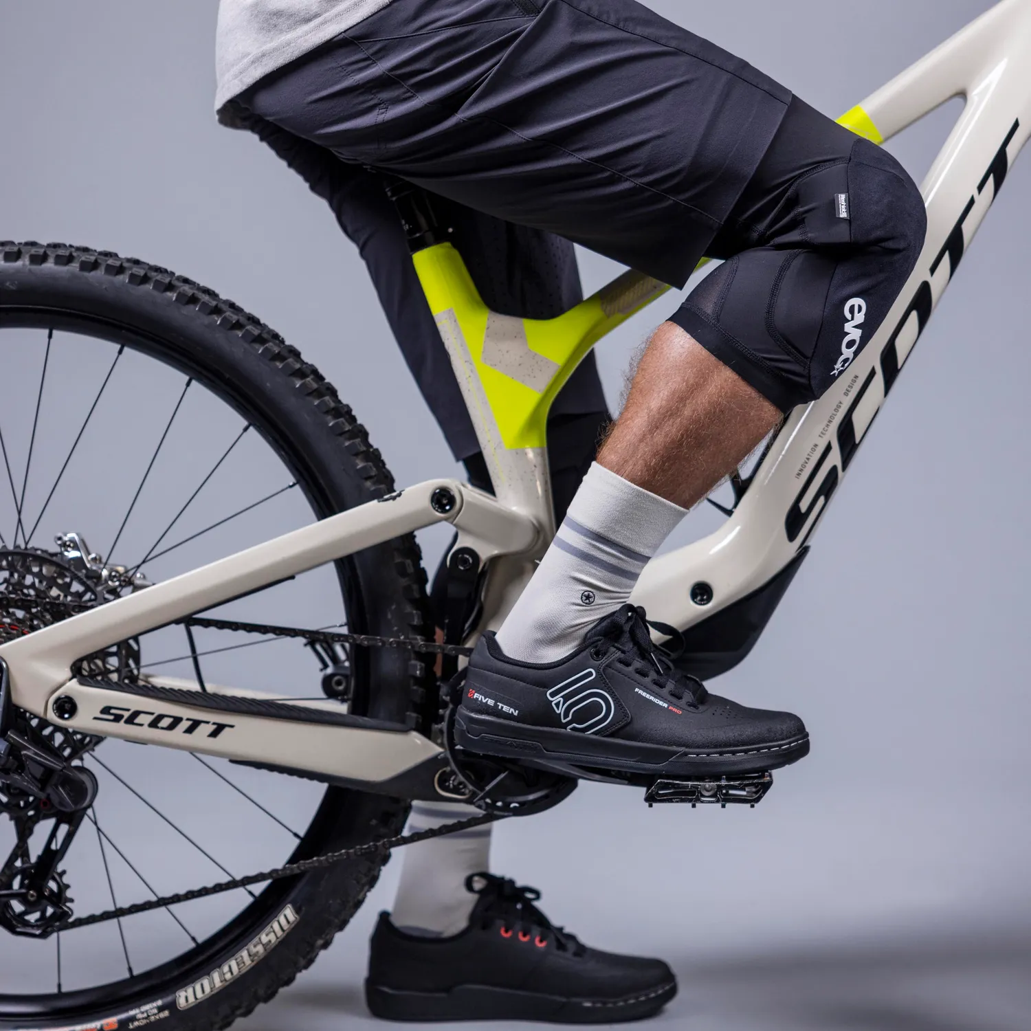 Evoc Knee Protector LS Flex Lite knæbeskytter sort level 2