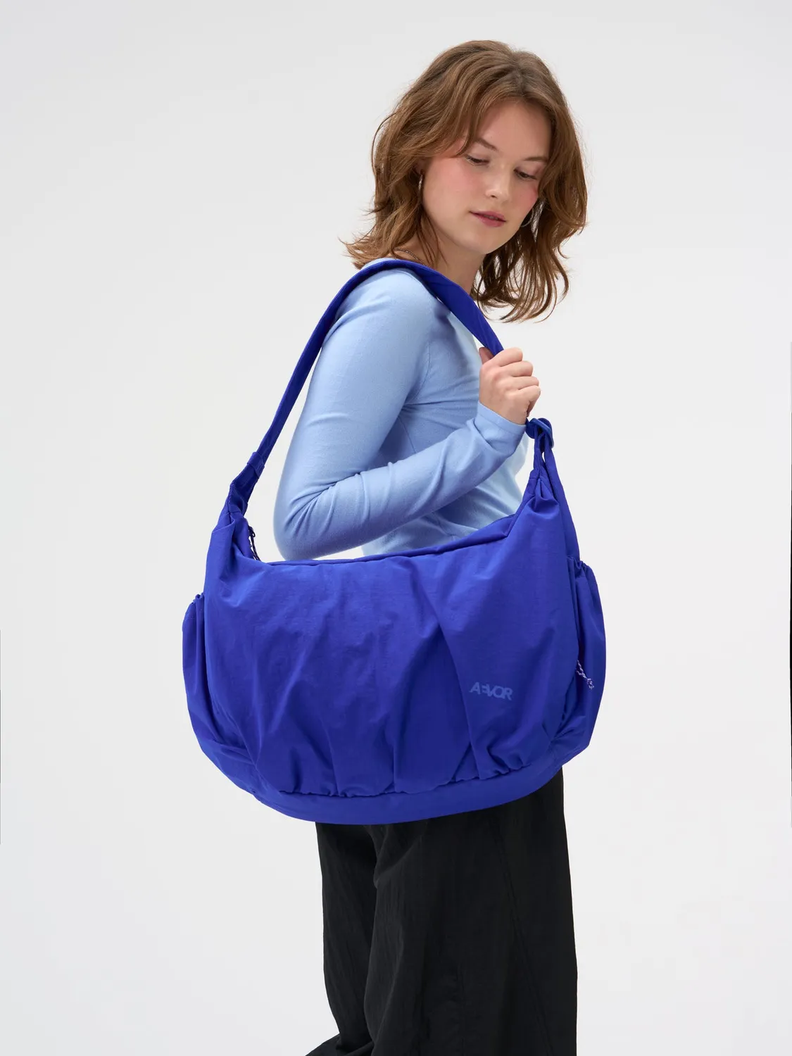 Aevor Slouchy Bag skuldertaske electric blue 23 liter