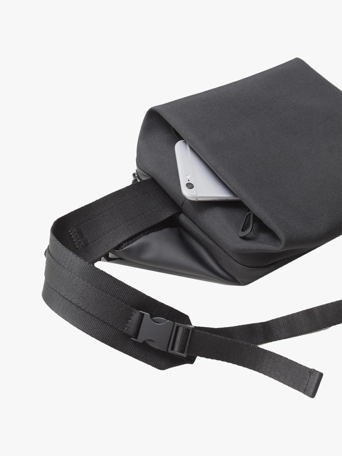 côte&ciel Isarau M skuldertaske 8L sort